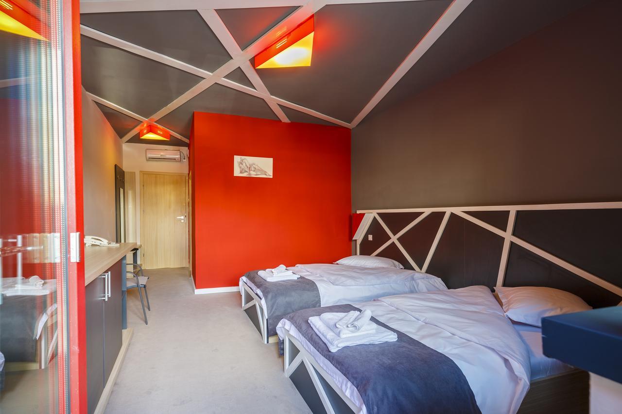 Net Hotel פיטסטי מראה חיצוני תמונה