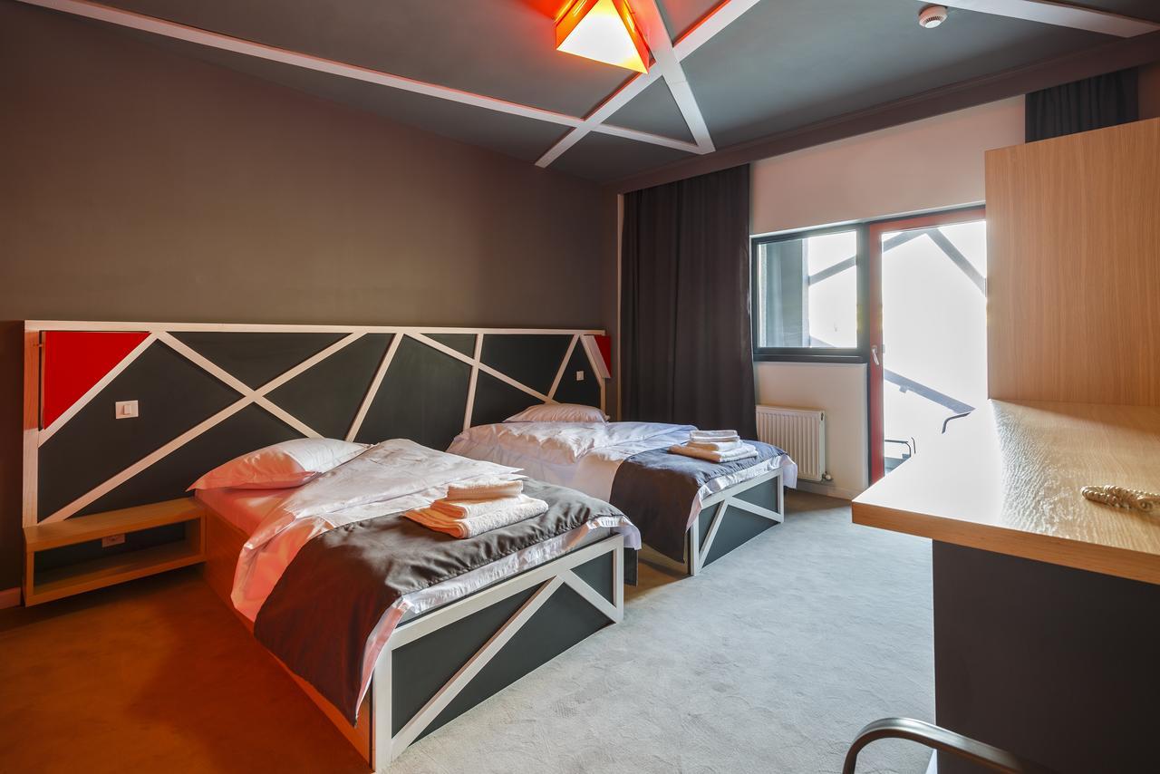 Net Hotel פיטסטי מראה חיצוני תמונה
