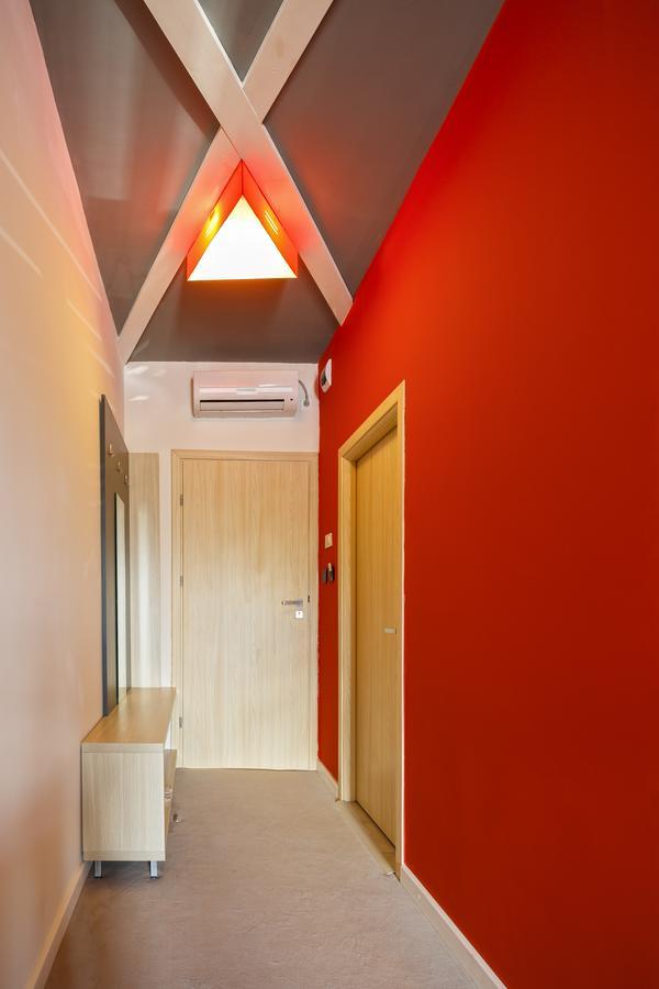 Net Hotel פיטסטי מראה חיצוני תמונה