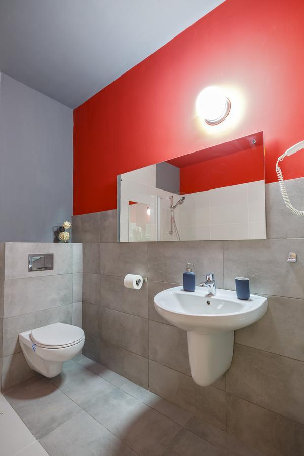 Net Hotel פיטסטי מראה חיצוני תמונה