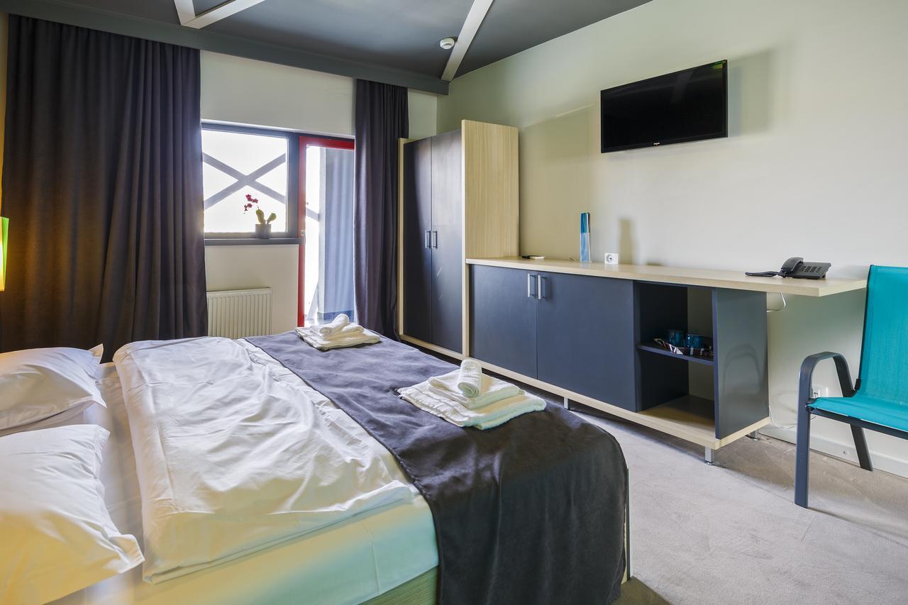 Net Hotel פיטסטי מראה חיצוני תמונה