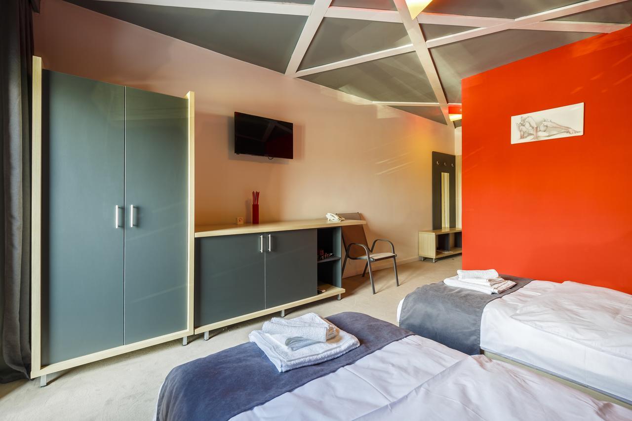 Net Hotel פיטסטי מראה חיצוני תמונה
