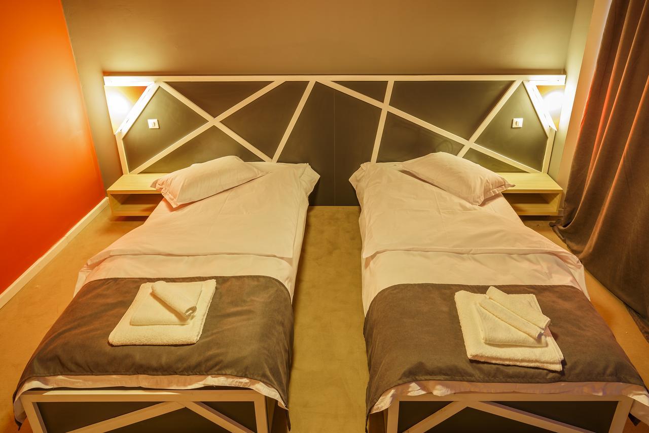 Net Hotel פיטסטי מראה חיצוני תמונה