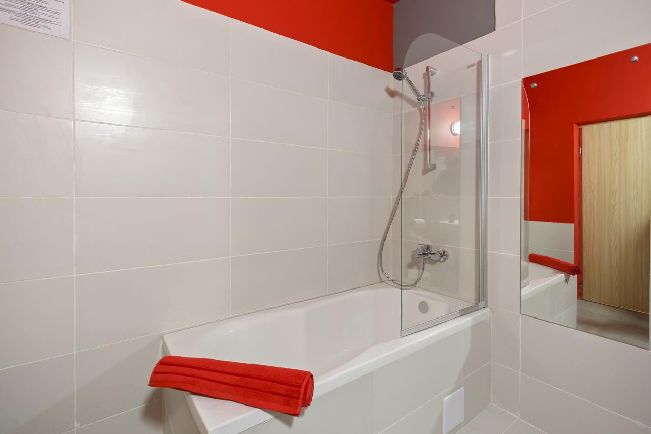 Net Hotel פיטסטי מראה חיצוני תמונה