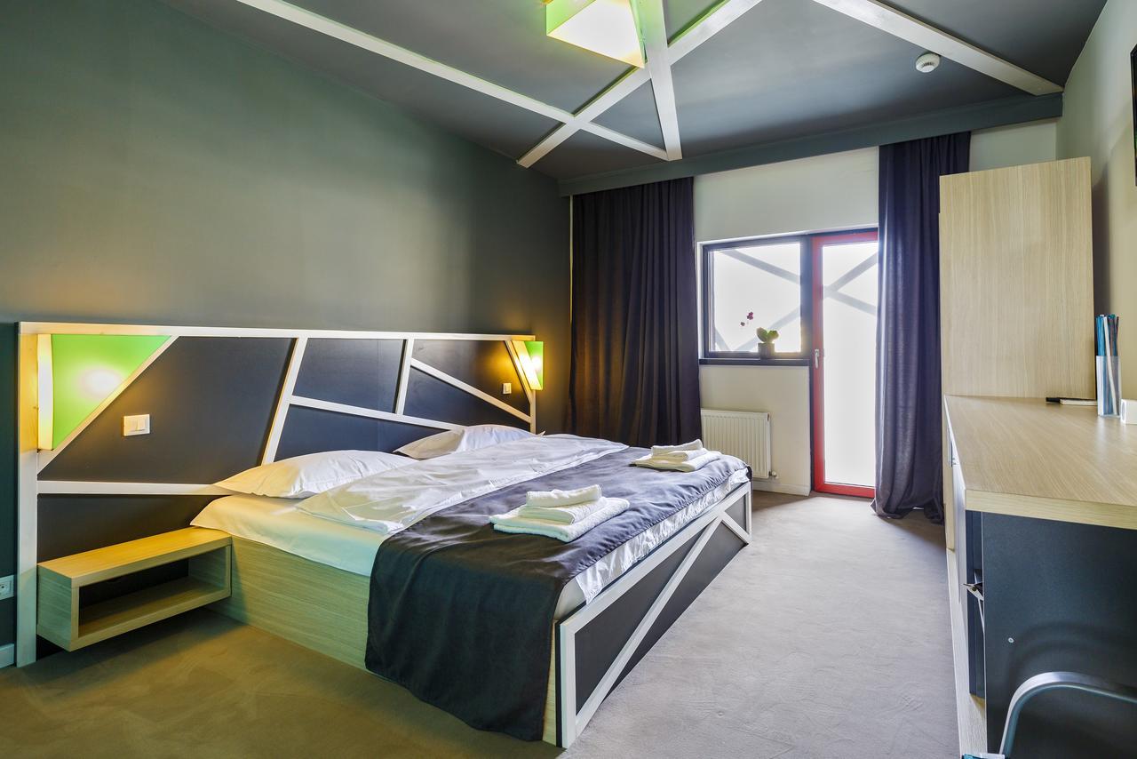 Net Hotel פיטסטי מראה חיצוני תמונה