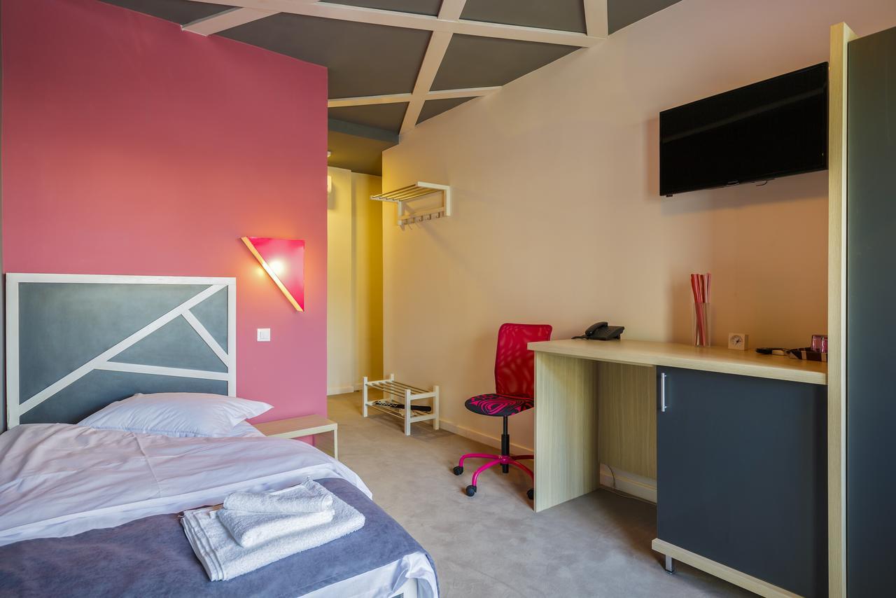 Net Hotel פיטסטי מראה חיצוני תמונה