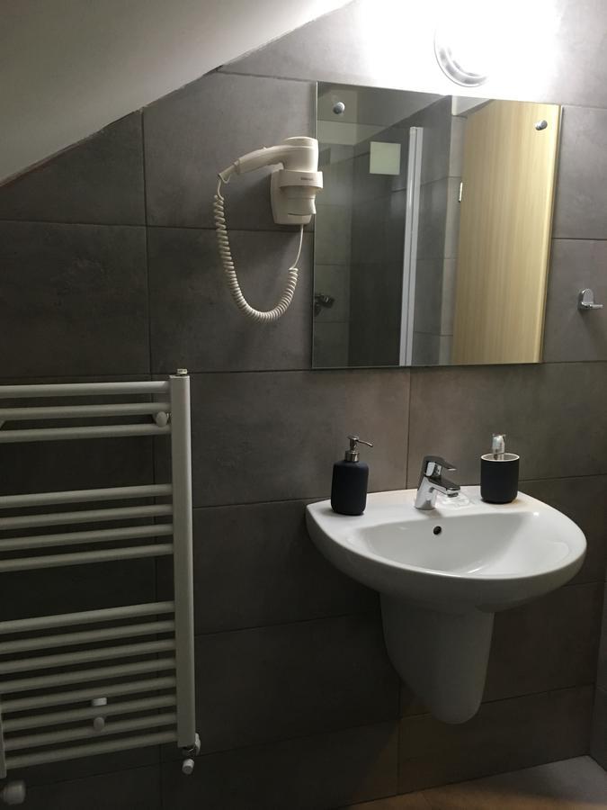 Net Hotel פיטסטי מראה חיצוני תמונה