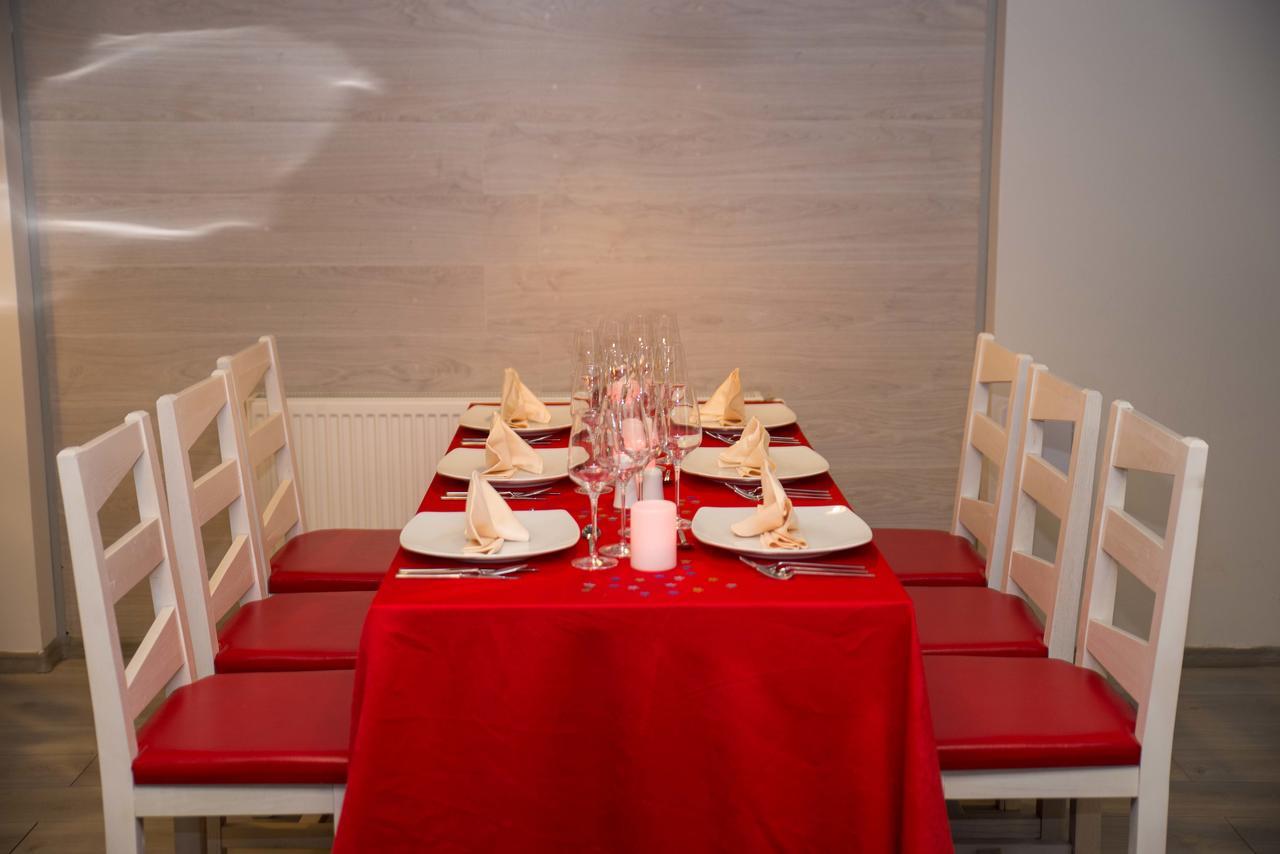 Net Hotel פיטסטי מראה חיצוני תמונה
