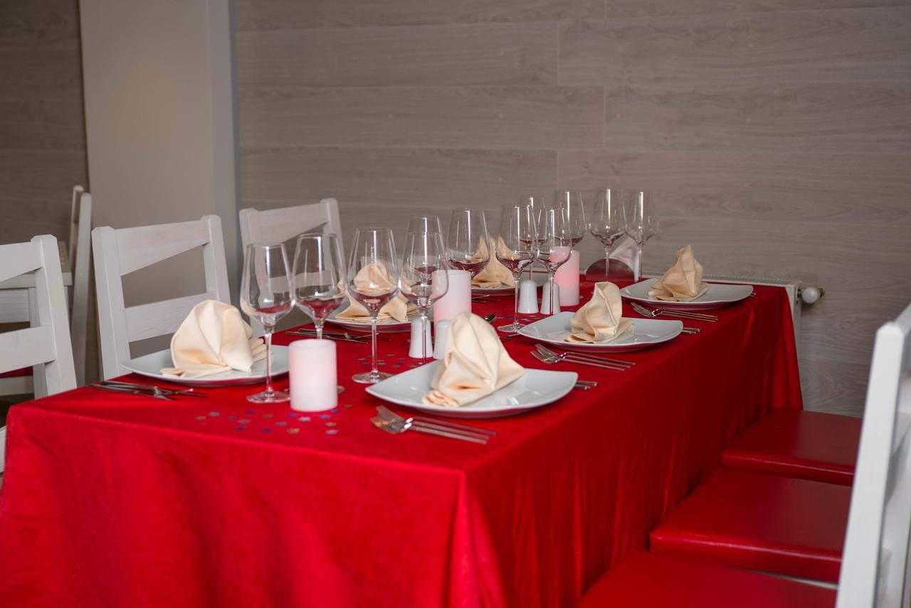 Net Hotel פיטסטי מראה חיצוני תמונה