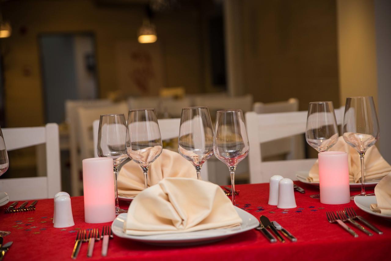 Net Hotel פיטסטי מראה חיצוני תמונה