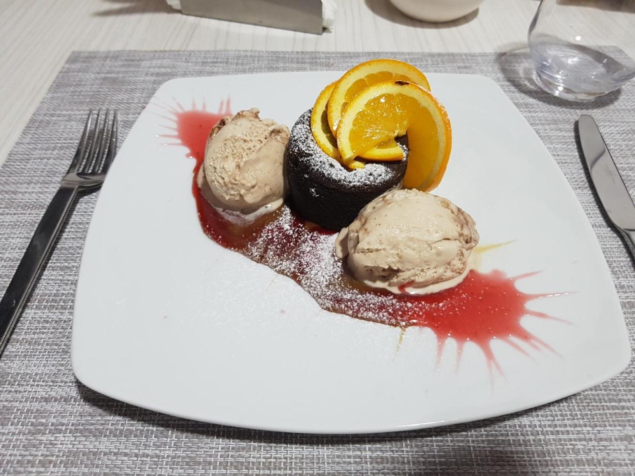 Net Hotel פיטסטי מראה חיצוני תמונה