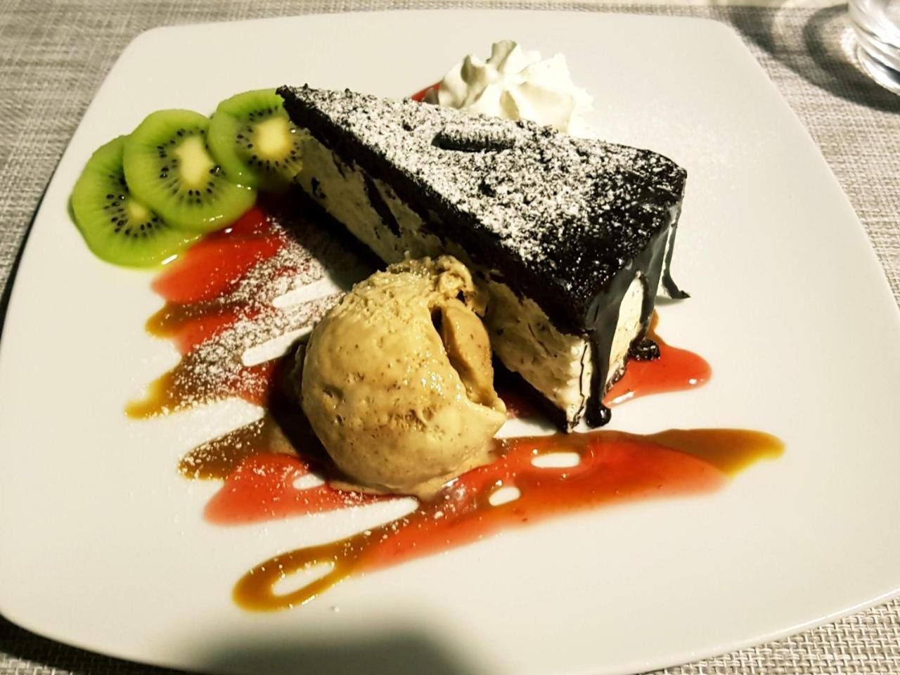 Net Hotel פיטסטי מראה חיצוני תמונה