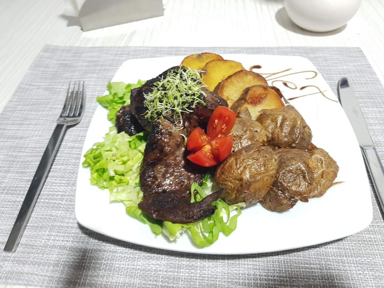 Net Hotel פיטסטי מראה חיצוני תמונה