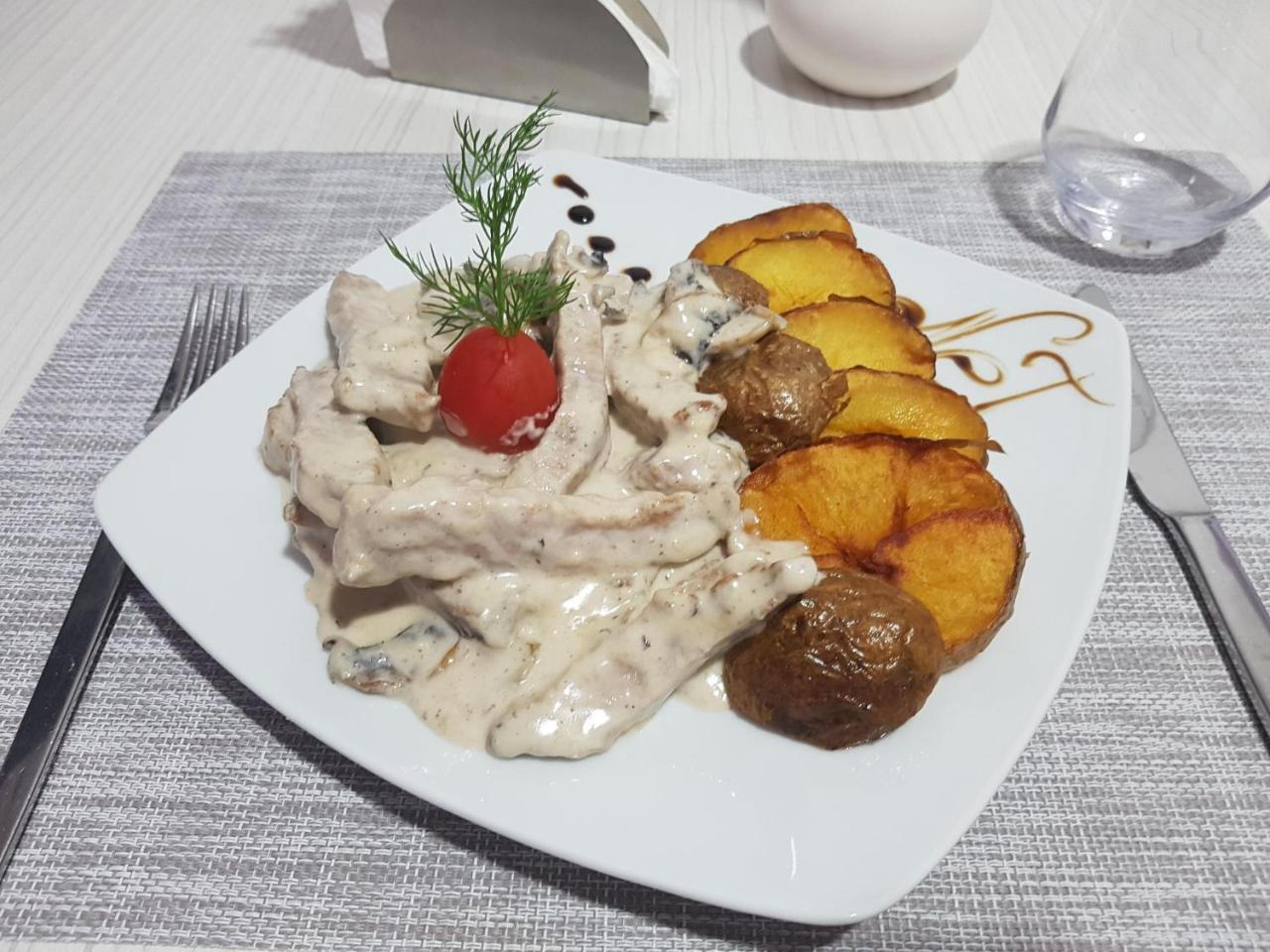 Net Hotel פיטסטי מראה חיצוני תמונה